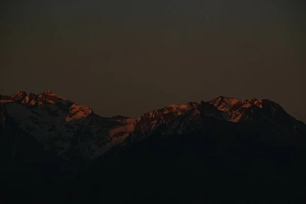 Una Vista Nubes Oscuras Sobre Montañas Nevadas — Foto de Stock