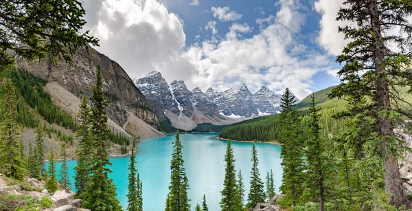 Uma Bela Vista Lago Moraine Com Montanhas Rochosas Cobertas Neve — Fotografia de Stock