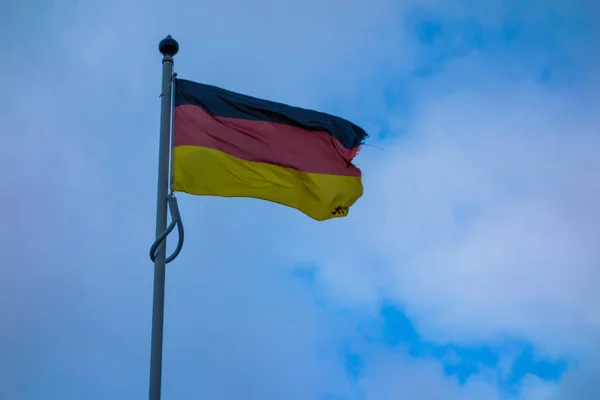 Eine Flache Aufnahme Einer Deutschen Fahne Die Himmel Weht — Stockfoto