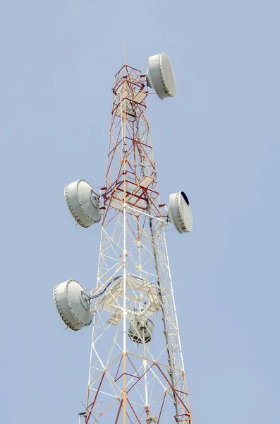 Ângulo Baixo Vertical Torre Telecomunicações Fundo Limpo Céu Azul — Fotografia de Stock