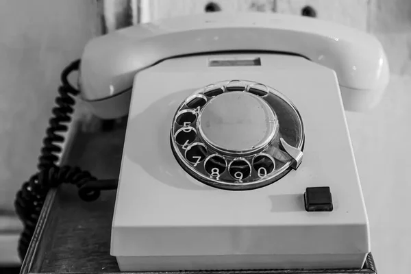 Een Grijswaarden Shot Van Een Wijnoogst Draaiende Wijzerplaat Telefoon — Stockfoto