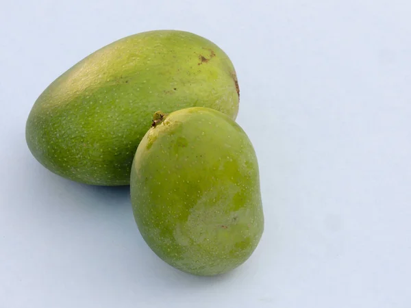 Primer Plano Dos Piezas Mango Verde Joven Sobre Fondo Azul — Foto de Stock