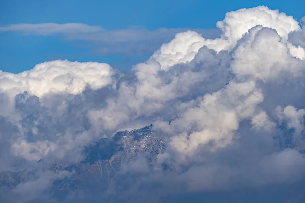 Een Schilderachtige Opname Van Een Dik Wolkenlandschap Een Berg Piek — Stockfoto