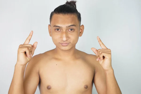 Гарний Індійський Підліток Сорочки Волоссям Зачесаним Хвостик Вказує Вказівні Пальці — стокове фото