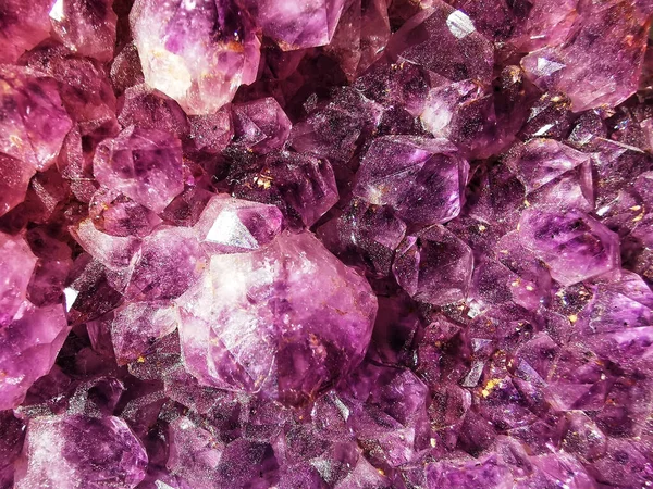 Eine Nahaufnahme Des Lila Glänzenden Schönen Amethyst Edelsteins — Stockfoto