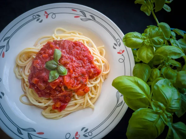 Widok Góry Pyszne Spaghetti Sosem Marinara Serwowane Białym Talerzu Liśćmi — Zdjęcie stockowe