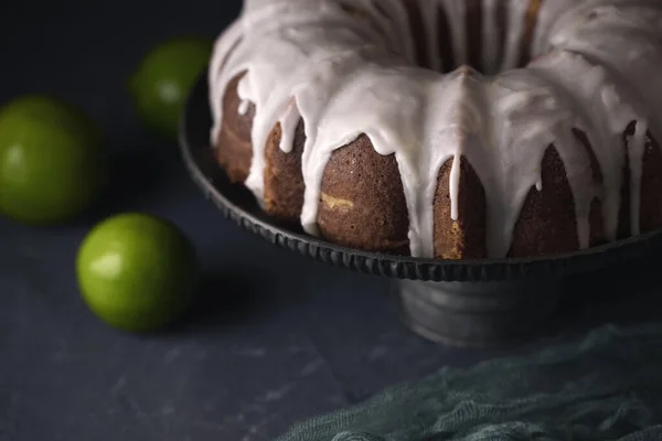 Primer Plano Chef Pastelería Rebanando Pastel Limón Con Glaseado Blanco —  Fotos de Stock