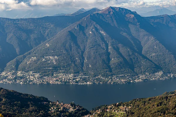 Bel Colpo Foresta Montagna Con Fiume Circondato Edifici Comunitari Sotto — Foto Stock