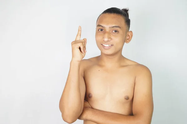 Eine Nahaufnahme Eines Lächelnden Jungen Indischen Mannes Ohne Hemd Der — Stockfoto