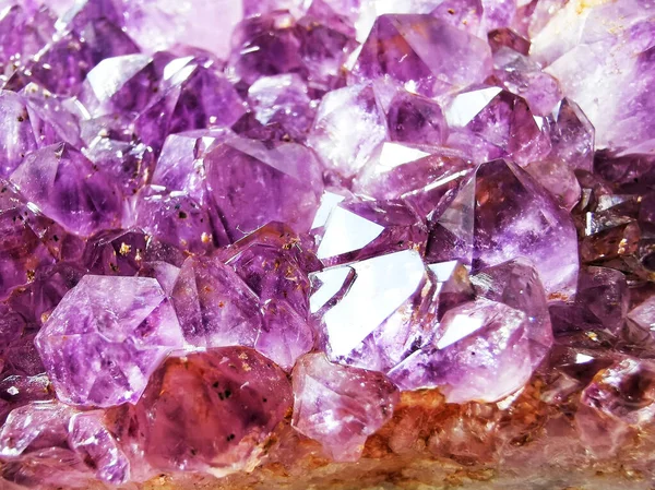 Крупный План Блестящего Фиолетового Красивого Аметистового Камня — стоковое фото