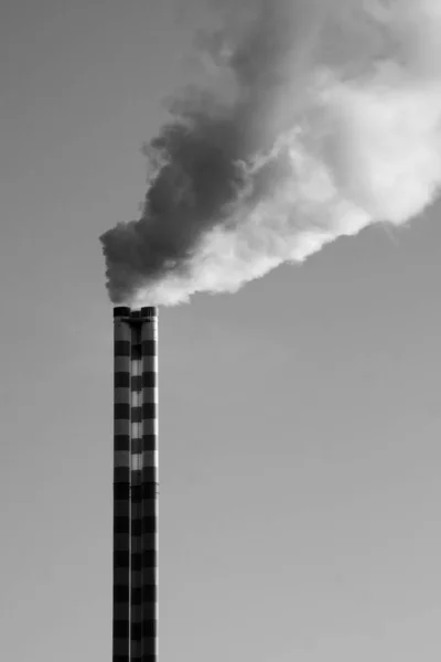 Bir Fabrikadan Gelen Dikey Gri Ölçekli Duman — Stok fotoğraf