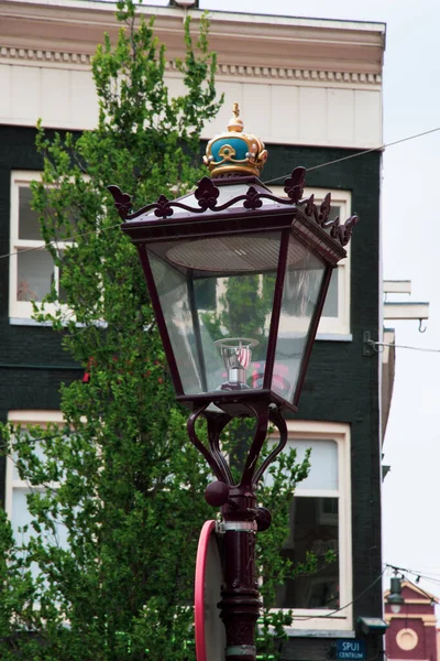 Eine Vertikale Aufnahme Einer Alten Straßenlaterne Mit Einem Gebäude Hintergrund — Stockfoto