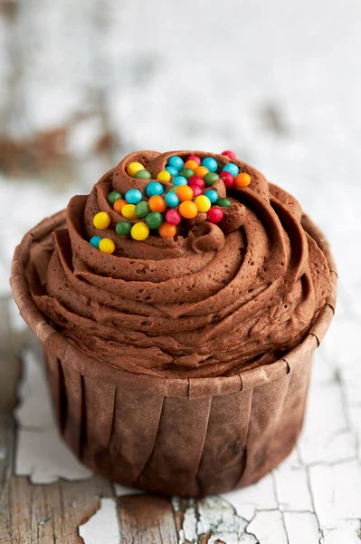 Colpo Verticale Delizioso Cupcake Cioccolato Con Spruzzi Colorati — Foto Stock
