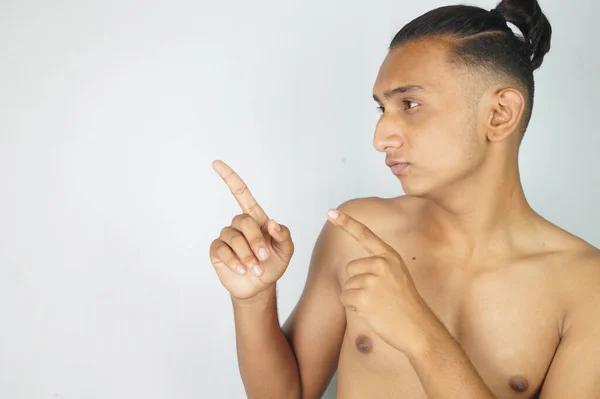 Guapo Adolescente Indio Sin Camisa Con Pelo Atado Una Cola — Foto de Stock