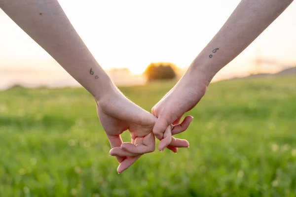 Foco Raso Dos Dedos Rosados Casal Cruzado Contra Fundo Desfocado — Fotografia de Stock