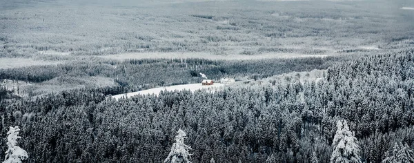 Μια Όμορφη Θέα Χειμώνα Ένα Μικρό Σπίτι Στο Βουνό Που — Φωτογραφία Αρχείου