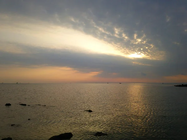 Una Hermosa Vista Paisaje Marino Bajo Cielo Del Amanecer — Foto de Stock