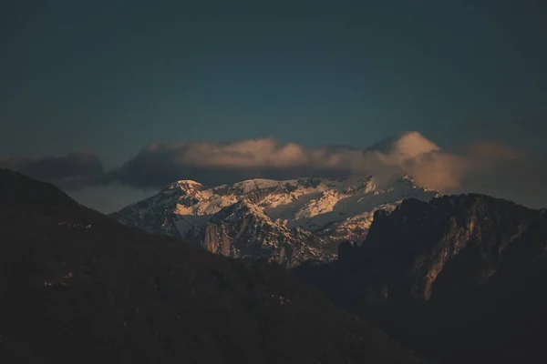 Ein Blick Auf Dunkle Wolken Über Verschneiten Bergen — Stockfoto