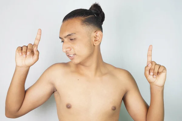 Guapo Adolescente Indio Sin Camisa Con Pelo Atado Una Cola —  Fotos de Stock