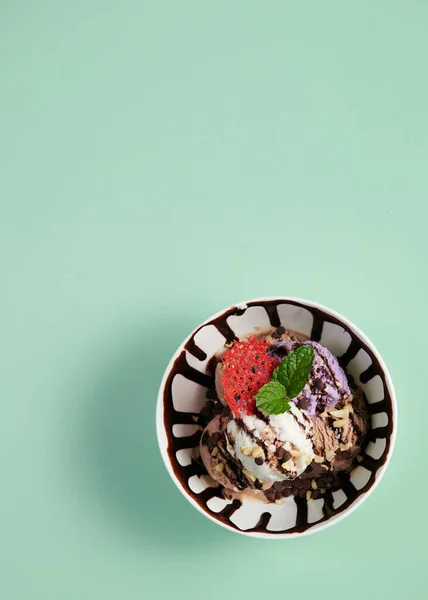 Bir Kasede Servis Edilen Tatlı Dondurmanın Dikey Üst Görüntüsü — Stok fotoğraf