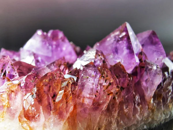 Primer Plano Hermosa Piedra Preciosa Amatista Púrpura Brillante — Foto de Stock