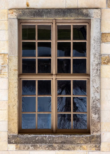 Vertical Shot Old Window Building Sunlight — Stock Photo, Image