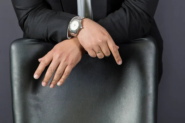 Zakenman Met Een Duur Pak Stropdassen Armen Handen Zichtbaar Gekleed — Stockfoto