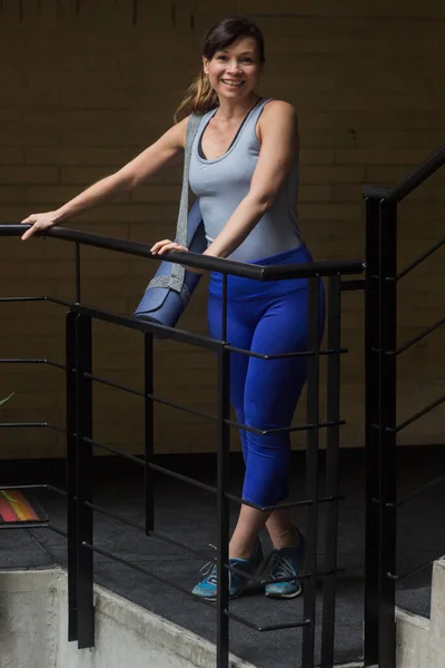 Sporty Hispanic Woman Carrying Yoga Mat Her Shoulder Posing Handrail — стоковое фото