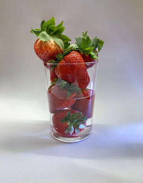 Colpo Verticale Fragole Vetro Con Acqua Isolata Fondo Bianco — Foto Stock