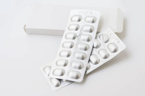 Primer Plano Los Envases Comprimidos Médicos Sobre Una Superficie Blanca —  Fotos de Stock