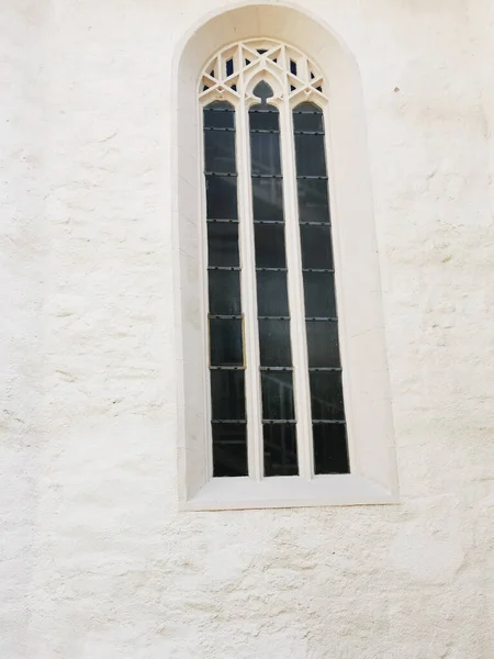 Tiro Vertical Uma Longa Janela Vidro Edifício Grunge Branco — Fotografia de Stock