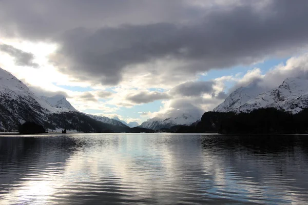 Vacker Bild Dyster Himmel Över Floden Och Snöiga Berg — Stockfoto