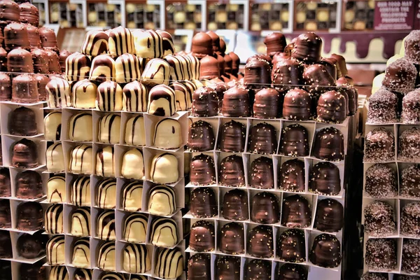 Селективный Фокус Нагроможденного Шоколада Выпечки Выставленных Кондитерской — стоковое фото