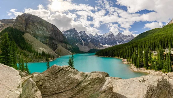 Una Hermosa Vista Del Lago Moraine Con Montañas Rocosas Cubiertas — Foto de Stock