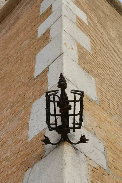 Pionowe Ujęcie Metalowego Uchwytu Latarkę Rogu Budynku Hiszpanii — Zdjęcie stockowe