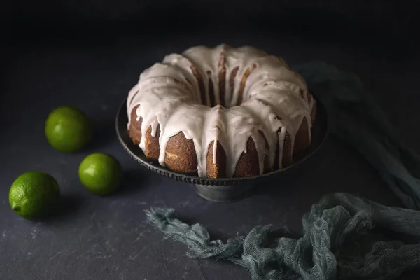 Primer Plano Chef Pastelería Rebanando Pastel Limón Con Glaseado Blanco —  Fotos de Stock