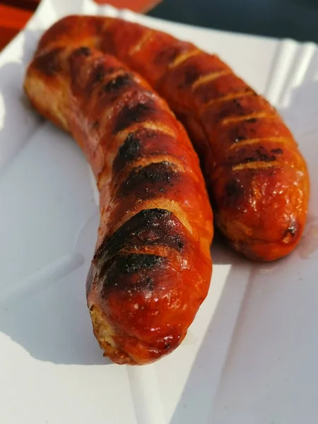 Ein Vertikaler Schuss Würstchen Auf Einem Weißen Teller — Stockfoto