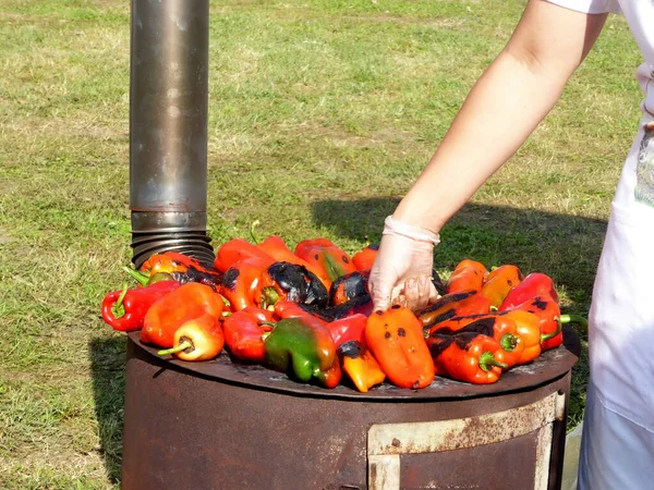 Eine Nahaufnahme Einer Frau Die Paprika Auf Einem Alten Herd — Stockfoto