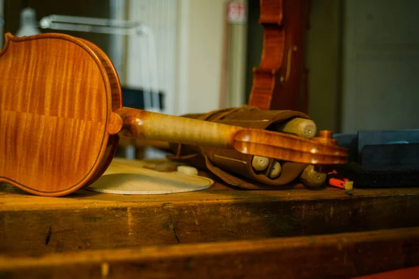 Primer Plano Detalle Violín Taller Maestro —  Fotos de Stock