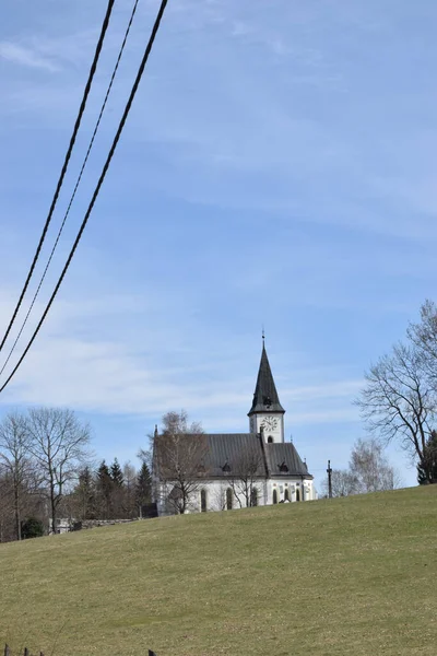 青い空の下の丘の上の教会の垂直ショット — ストック写真