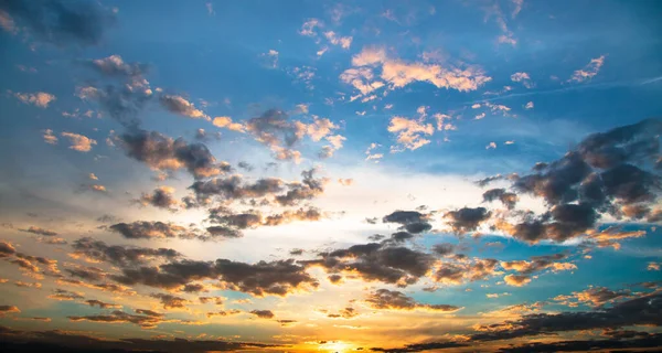 Fascinerande Molnlandskap Vid Solnedgången Perfekt För Tapeter — Stockfoto
