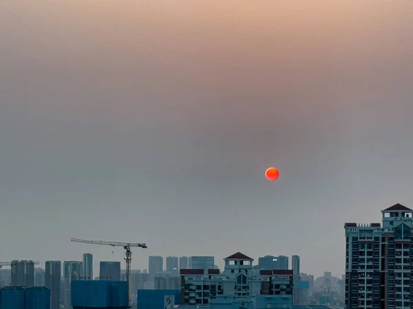 Ein Atemberaubender Blick Auf Einen Orangen Vollmond Über Den Dächern — Stockfoto
