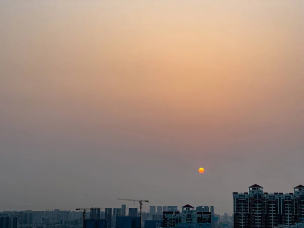 Wspaniały Widok Pomarańczowej Pełni Księżyca Nad Dachami Niebieskiego Miasta Podczas — Zdjęcie stockowe
