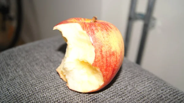 Ett Bitet Saftigt Äpple Kvar Mjuk Yta — Stockfoto