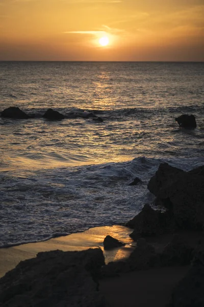 Вертикальный Каменистый Пляж Солнечным Небом — стоковое фото