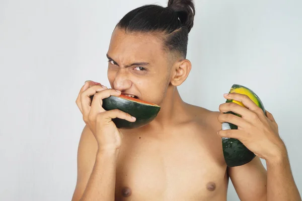 Close Adolescente Indiano Sem Camisa Com Penteado Moda Comendo Melancia — Fotografia de Stock