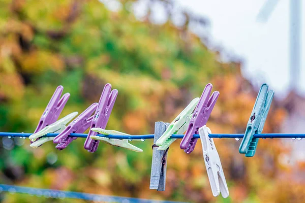 Een Selectieve Focus Shot Van Kleurrijke Plastic Wasknijpers Een Dunne — Stockfoto