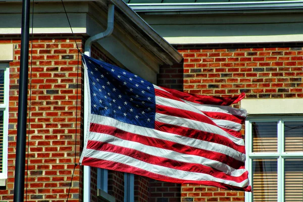 Uma Bandeira Acenando Dos Estados Unidos Contra Edifício Parede Tijolo — Fotografia de Stock