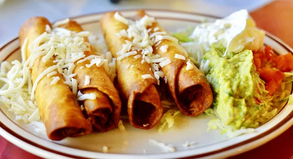 Plato Sabrosas Flautas Mexicanas Con Queso Guacamole — Foto de Stock