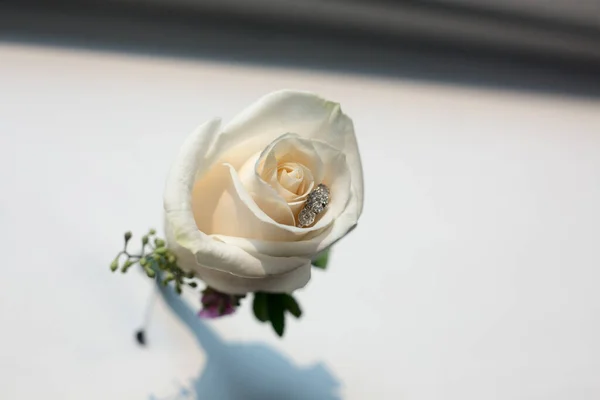 Gros Plan Une Rose Blanche Avec Une Bague Fiançailles Intérieur — Photo